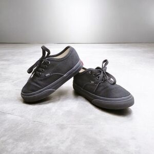 Vans Authentic Skate Shoe in Black for Toddlers Size 7.5 Excellent Condition.